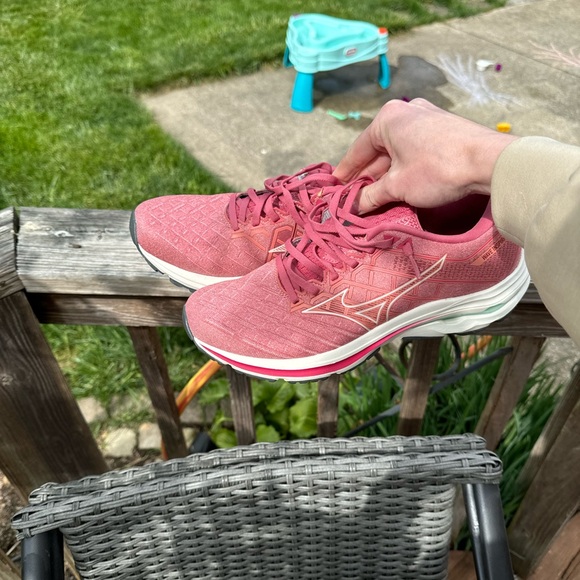 Mizuno running shoe size 10. - Picture 1 of 7
